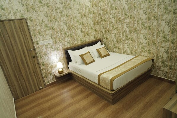 Une chambre à coucher avec un lit en bois, une table de chevet avec une lampe et une armoire.