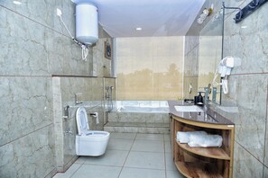 Douche, douche à « effet pluie », articles de toilette gratuits