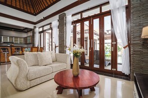 Télévision à écran plat de 32 pouces avec chaînes par satellite