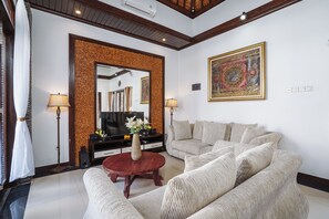 Télévision à écran plat de 32 pouces avec chaînes par satellite