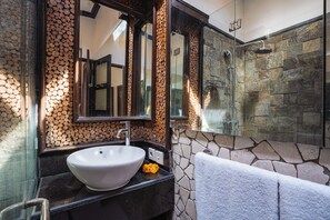 Villa, 3 Bedrooms, Private Pool | Bathroom | Shower, rainfall showerhead, free toiletries, hair dryer - Iyana Villa By Zuzu (Kerobokan)