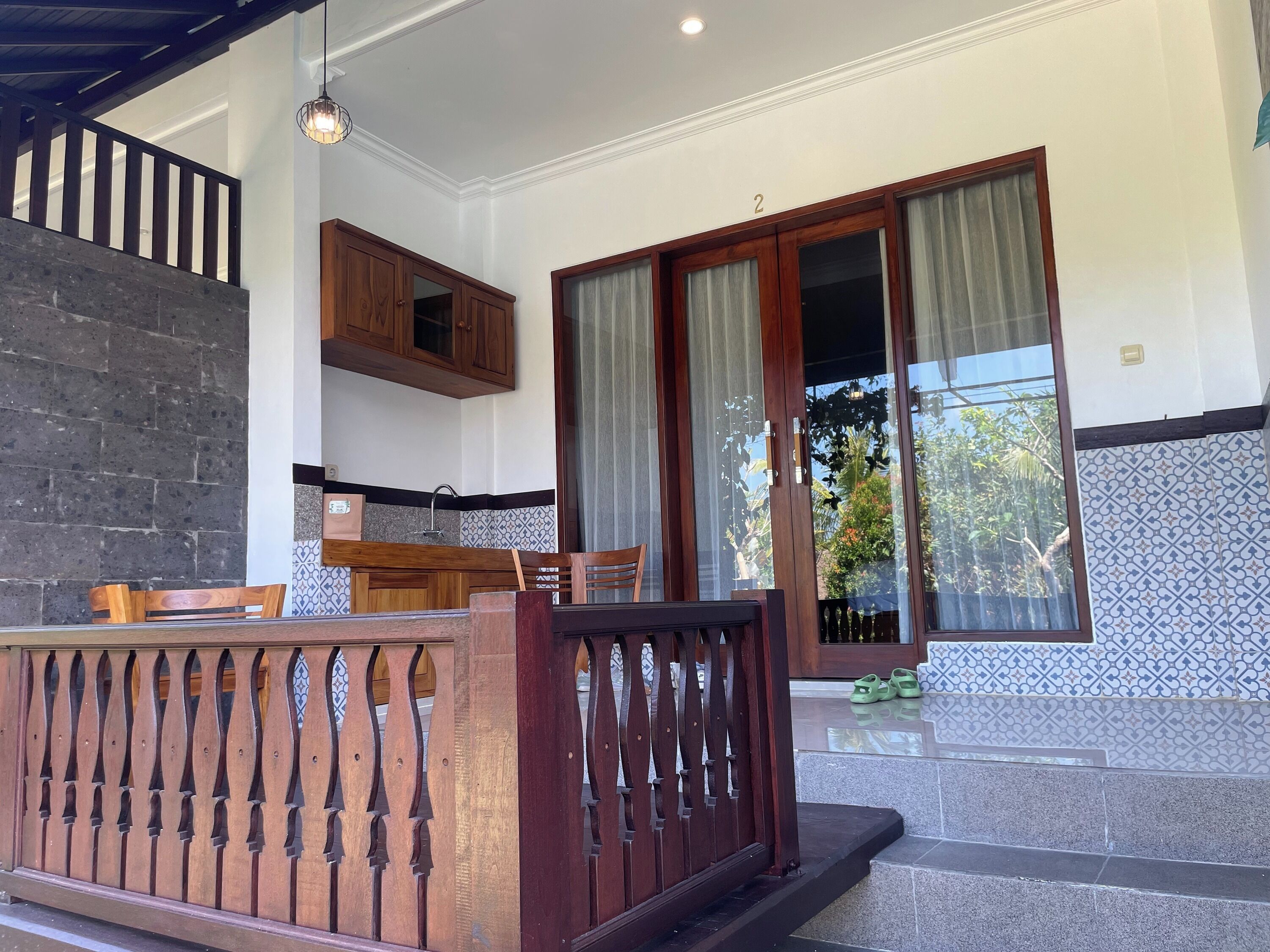 Una cocina moderna con armarios de madera, un banco empotrado y un amplio ventanal con cortinas.