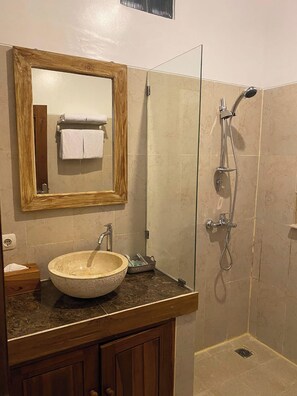 Bruser, brusehoved med spredningseffekt, bidet, håndklæder