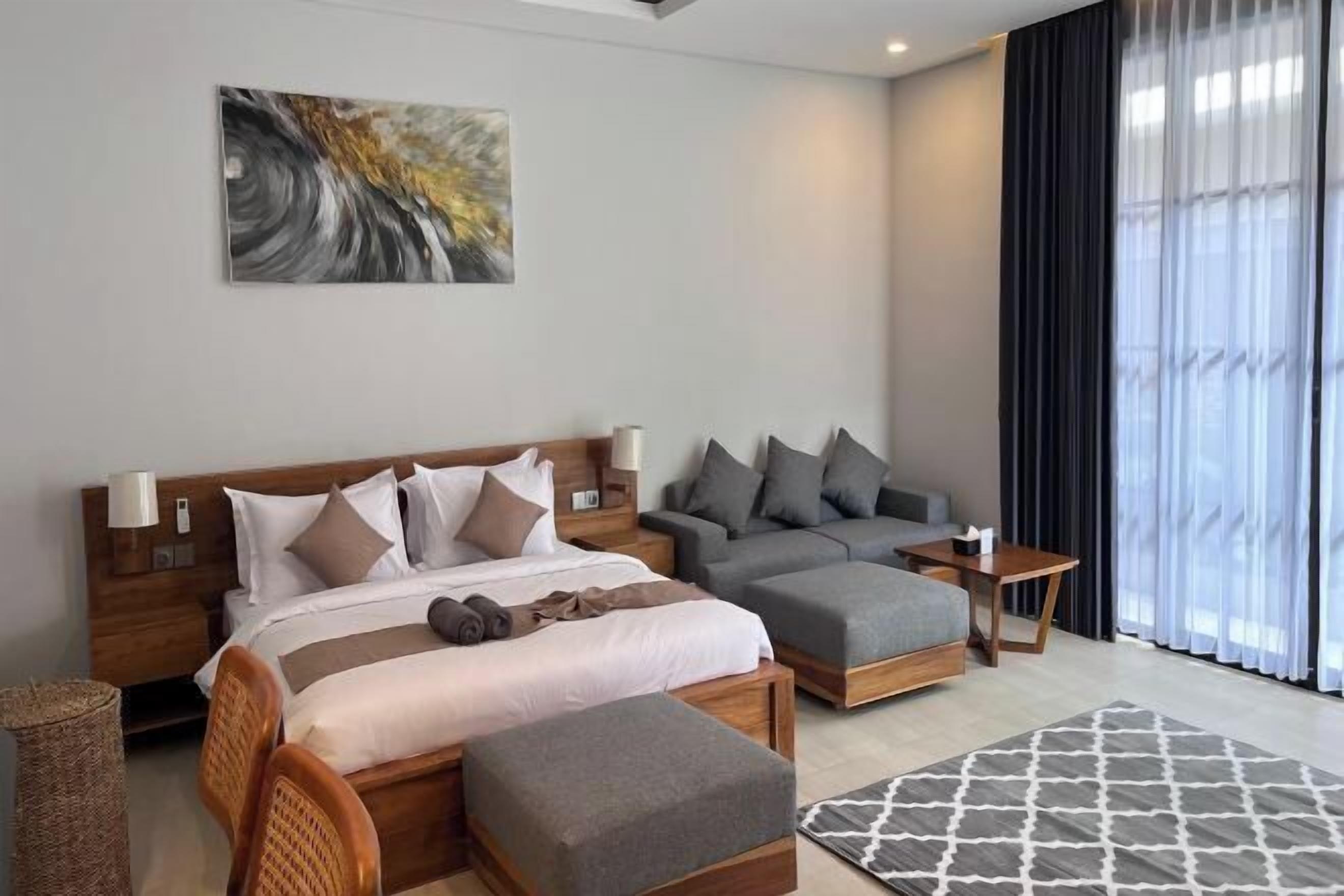 Een bureau, verduisterende gordijnen, een strijkplank/strijkijzer