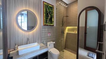 Suite Pool Access | Badkamer | Een douche, een regendouche, gratis toiletartikelen, een haardroger