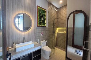 Suite Pool Access | Bathroom | Shower, rainfall showerhead, free toiletries, hair dryer - Ranala Coliving (Seminyak)