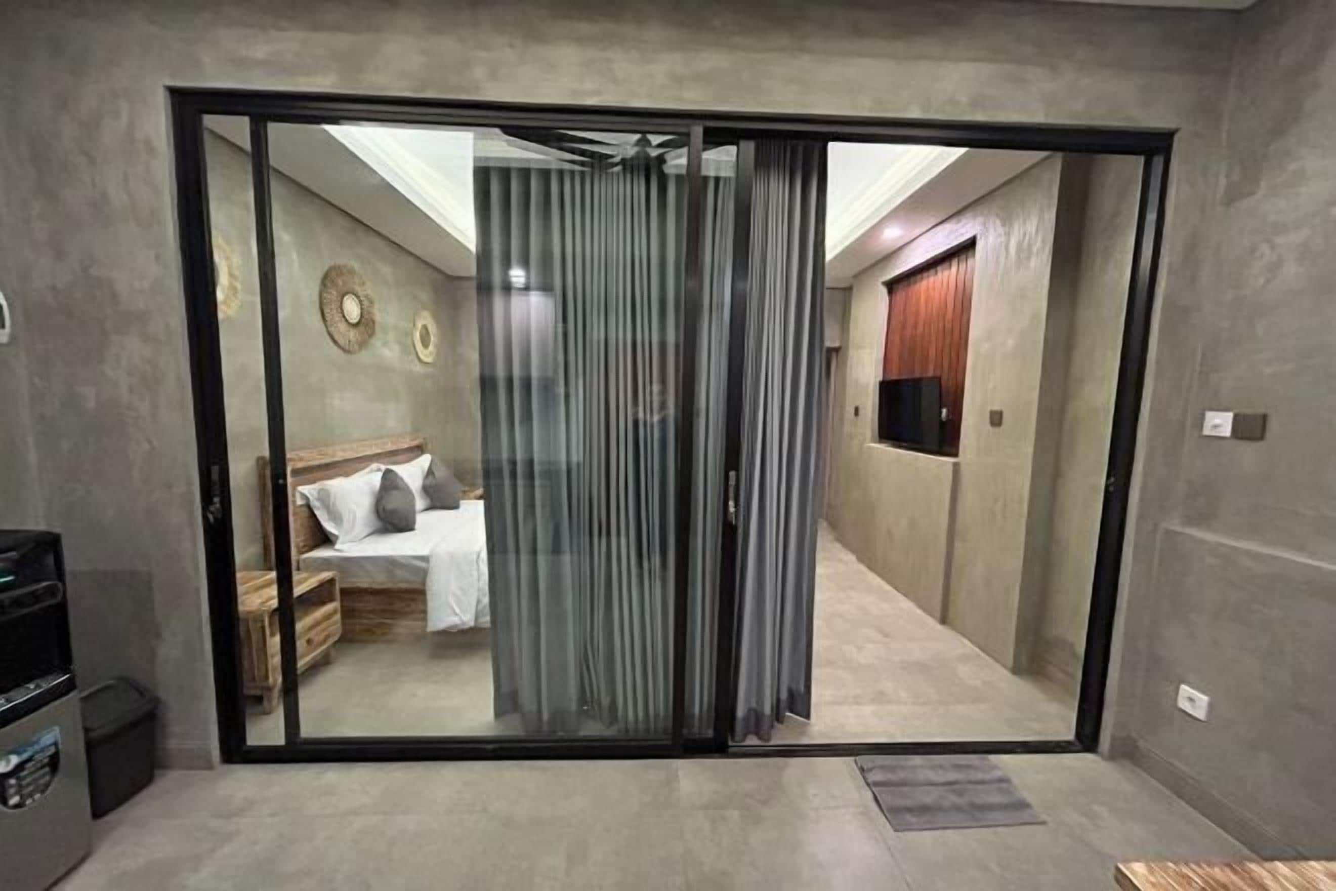 Een bureau, verduisterende gordijnen, een strijkplank/strijkijzer