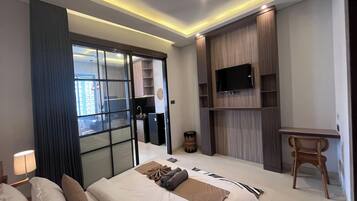 Escritorio, cortinas blackout y tabla de planchar con plancha