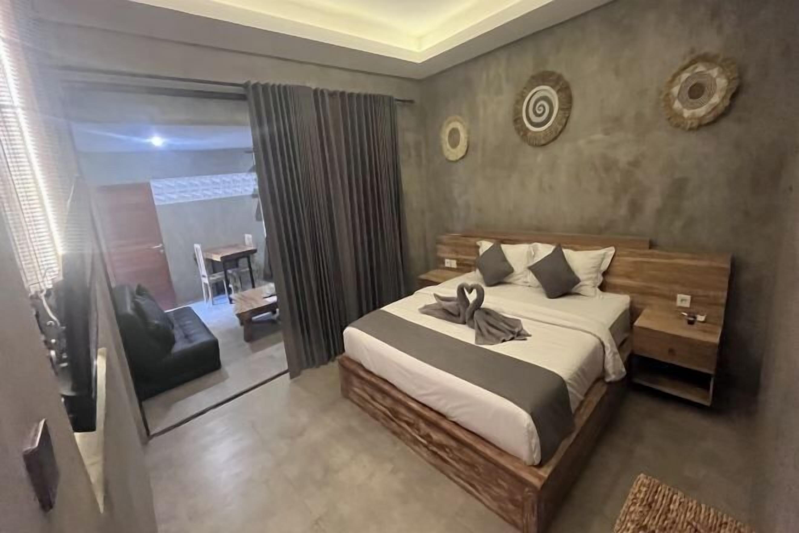 Een bureau, verduisterende gordijnen, een strijkplank/strijkijzer