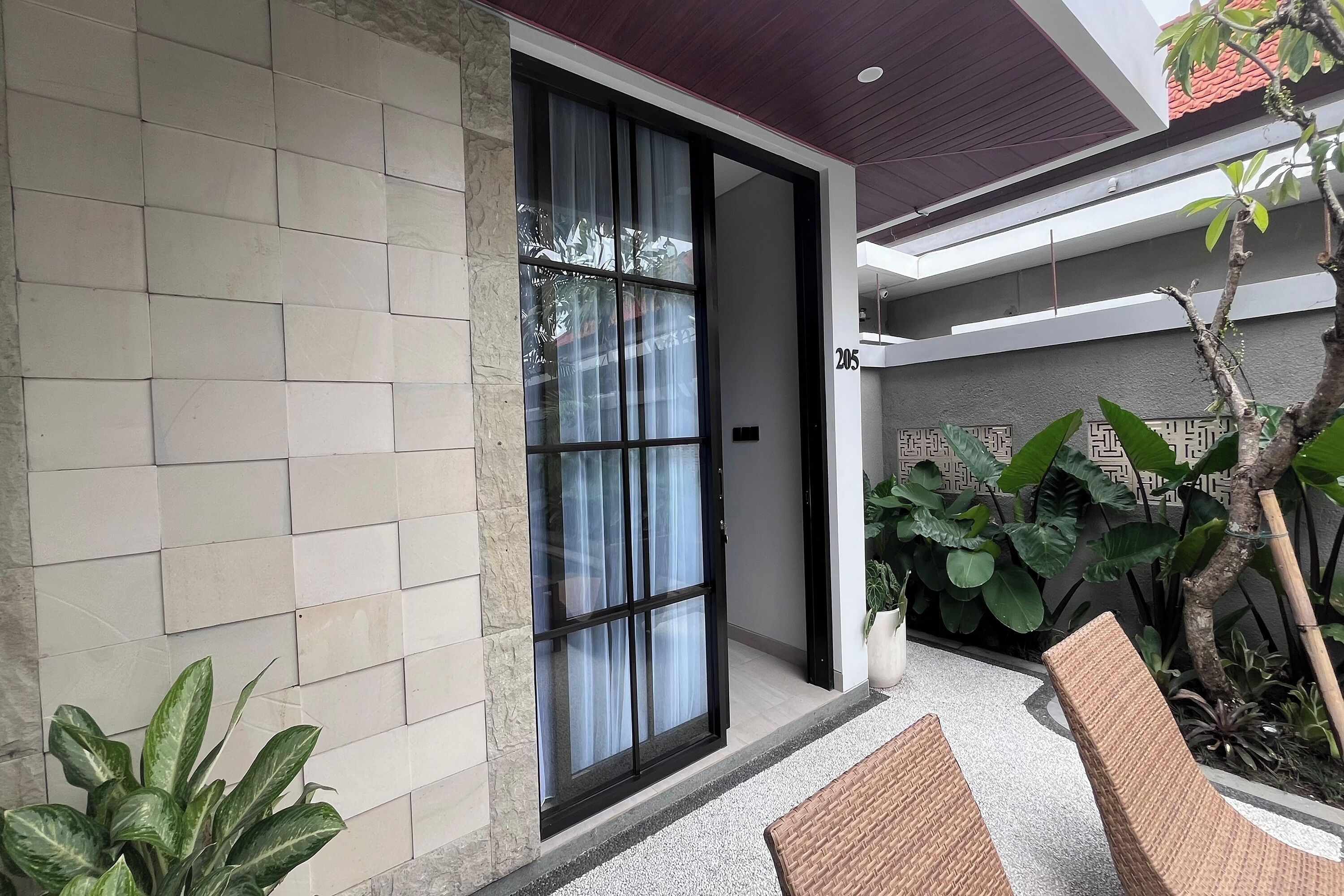 Suite Premium Pool Access | Living area | 24-inch flat-screen TV with cable channels