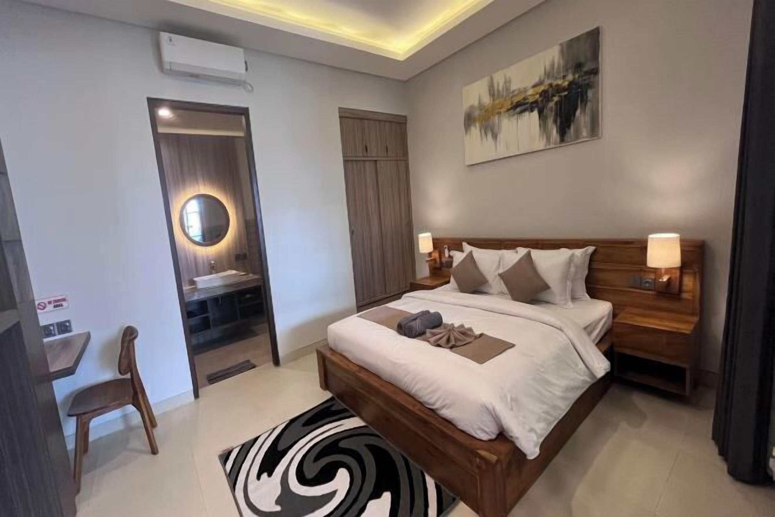 Een bureau, verduisterende gordijnen, een strijkplank/strijkijzer