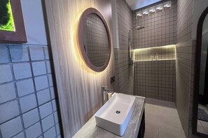 Suite | Bathroom - Ranala Coliving (Seminyak)
