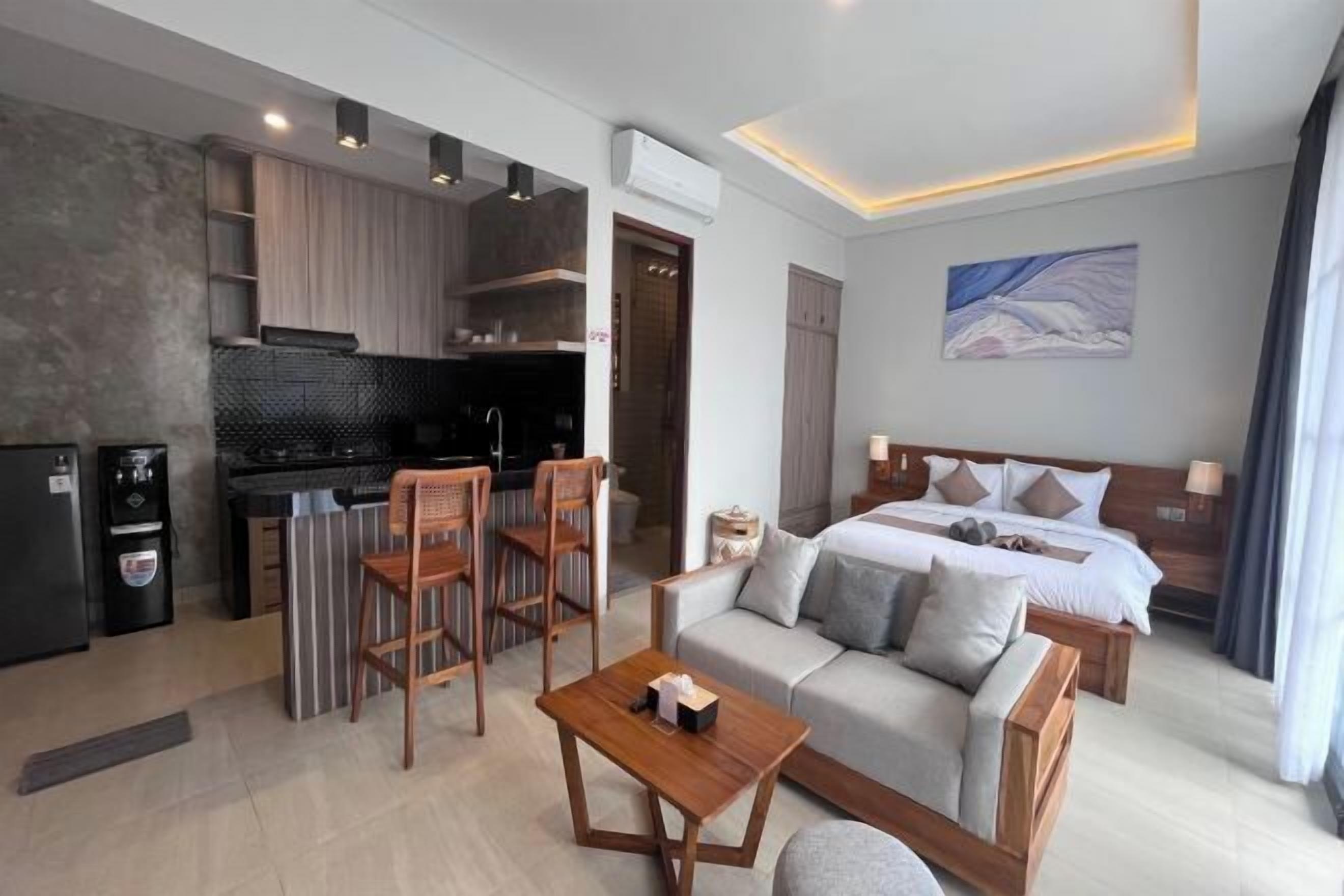 Een bureau, verduisterende gordijnen, een strijkplank/strijkijzer