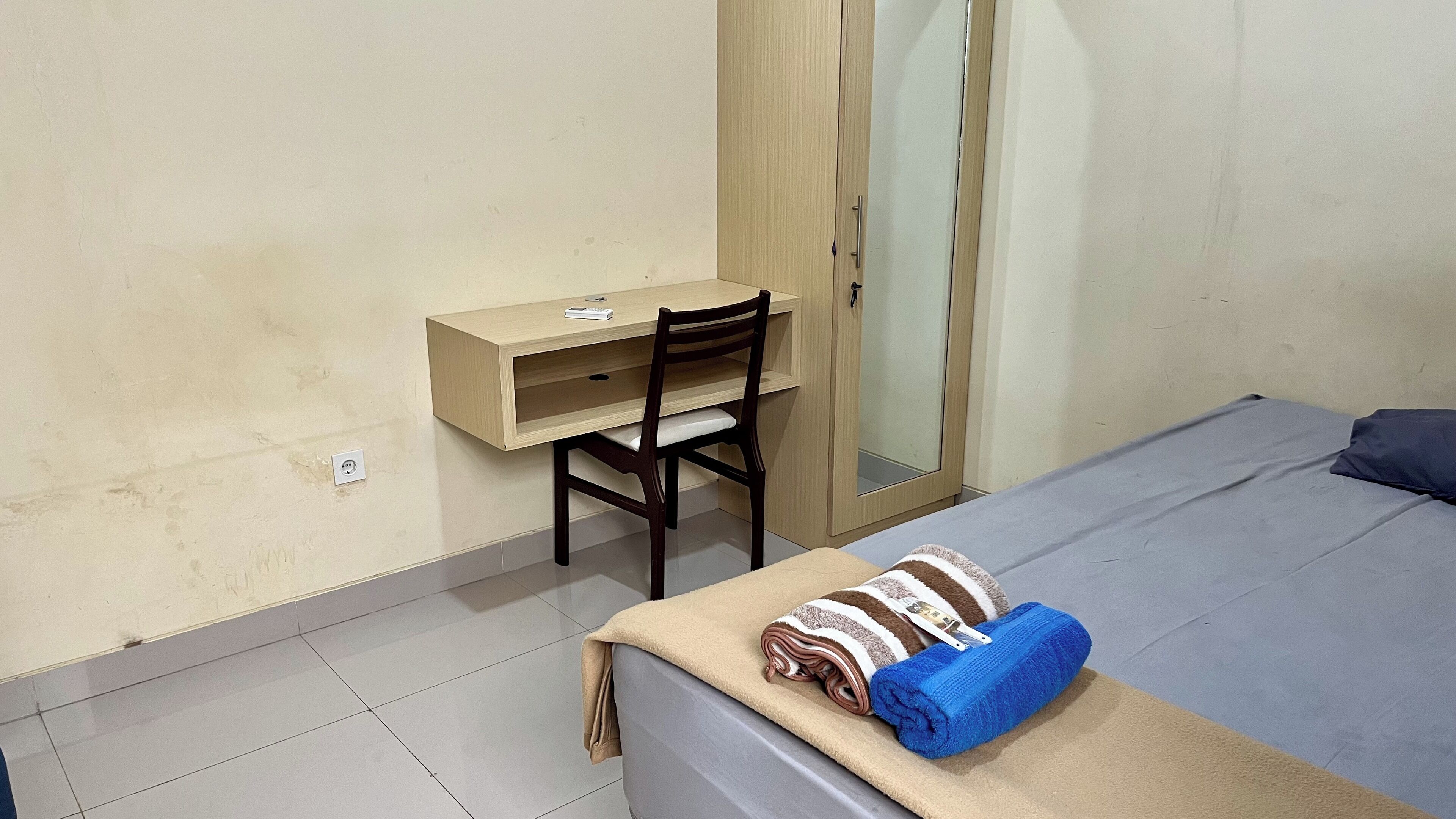 Desk, laptop workspace, WiFi (free), bed sheets