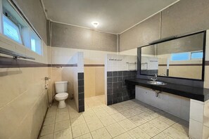 Habitación estándar | Baño | Ducha y cabezal de ducha tipo lluvia