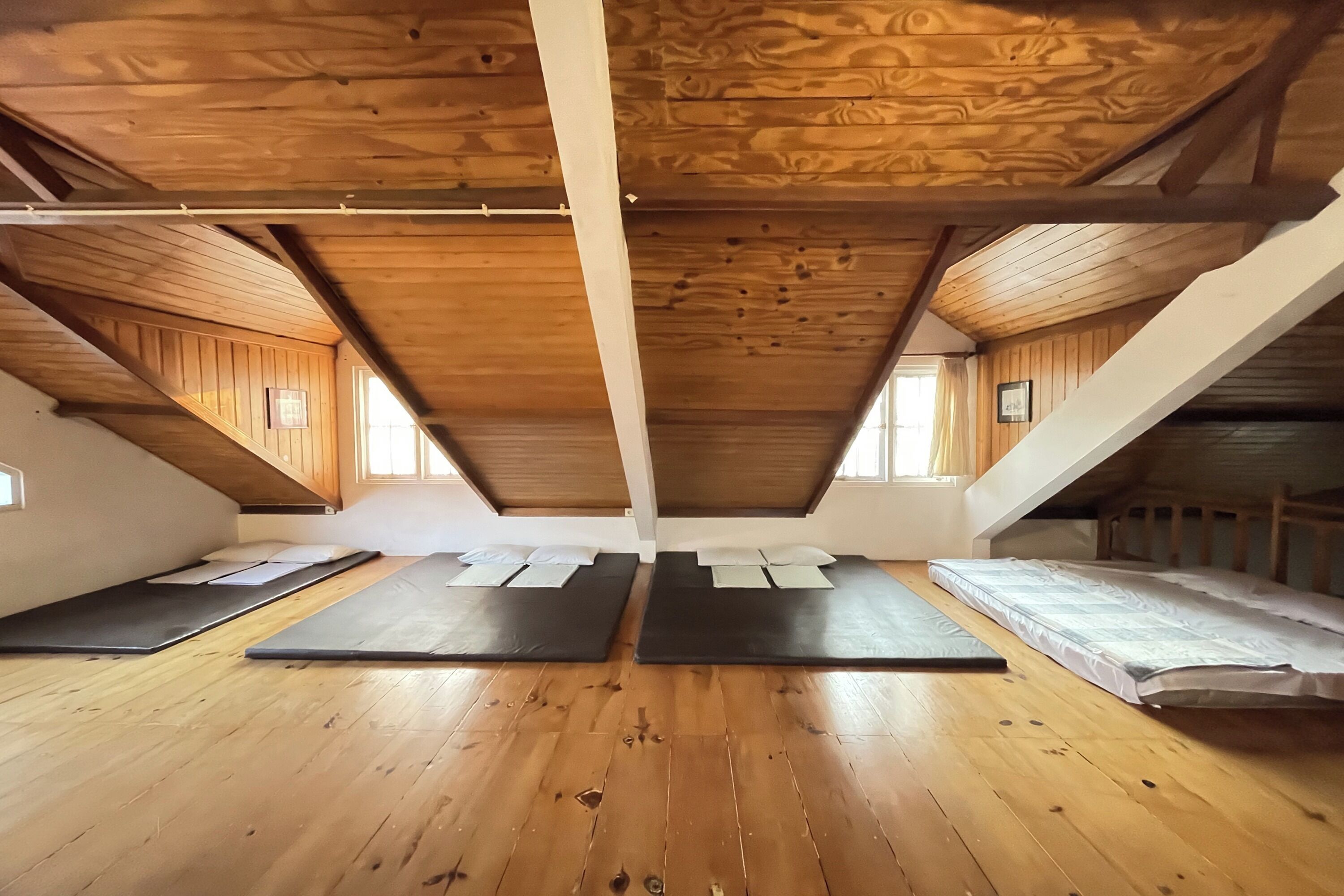 Rom – standard | Skrivebord og sengetøy