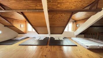 Rom – standard | Skrivebord og sengetøy