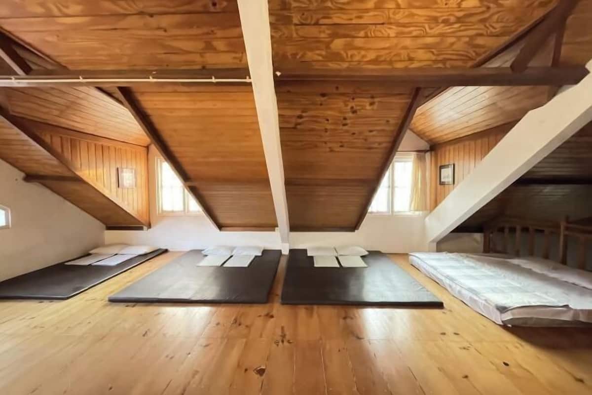 3 bedrooms, desk, bed sheets
