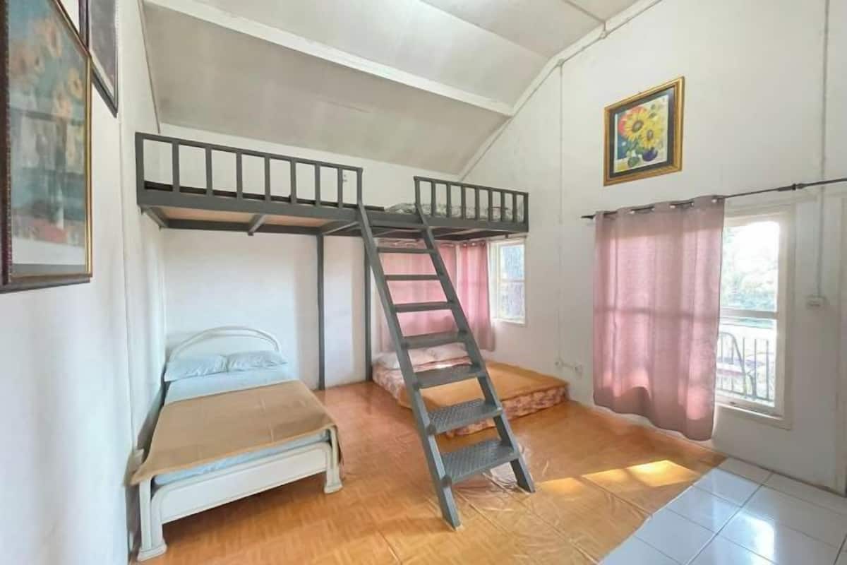 3 habitaciones, escritorio y ropa de cama