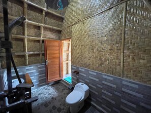 Standard Double Room | Bathroom - Villa Bambu Rinjani & Restaurant (Bayan)