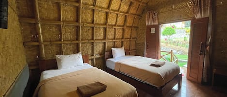 Escritorio, tabla de planchar con plancha, wifi gratis y ropa de cama