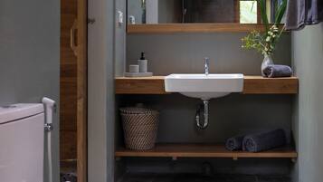 Standard Room | Bathroom | Shower, rainfall showerhead, free toiletries, towels