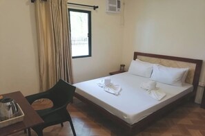 Desk, blackout curtains, iron/ironing board, rollaway beds - Avila's Hostel Moalboal near Beach (Moalboal)