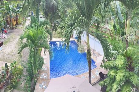 Una piscina al aire libre