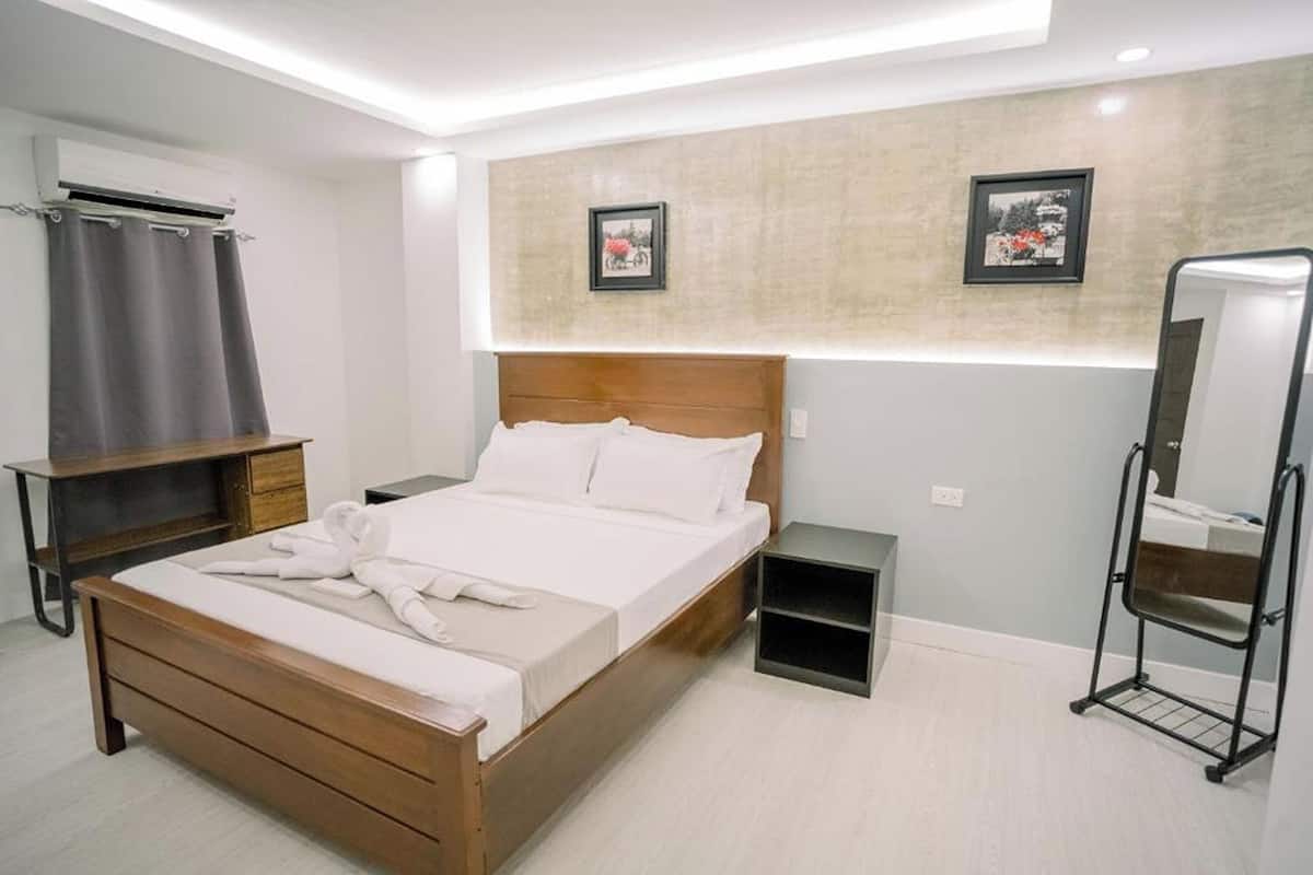 Standard Studio Suite | Desk, free WiFi