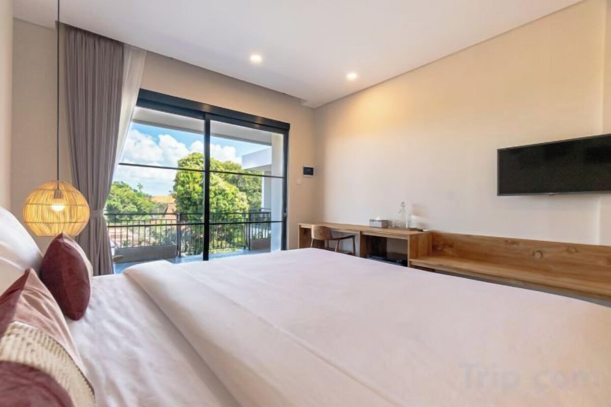 In-room safe, desk, iron/ironing board (on request), WiFi (free)