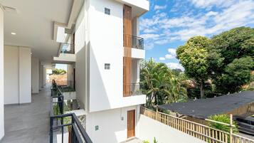 Vista frontal de la propiedad