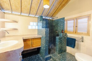 Free toiletries, hair dryer, bathrobes, towels - Villa Bella Vista (Seminyak)