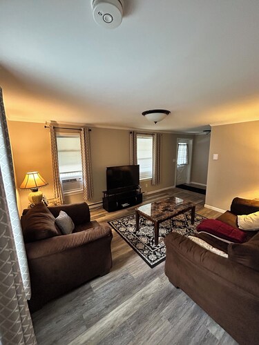 Cozy, Clean, Convenient and Spacious 3-bedroom apartment in beautiful Clayton.