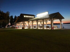 Property grounds - Cozy, Clean, Convenient and Spacious 3-bedroom apartment in beautiful Clayton. (Clayton)