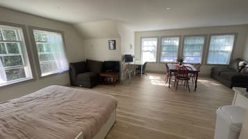 1 bedroom, desk, travel cot, WiFi