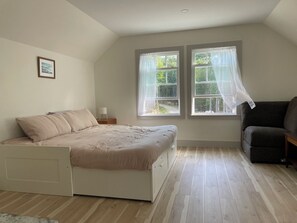 1 bedroom, desk, travel cot, WiFi