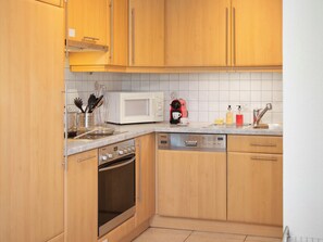 Fridge, microwave, dishwasher, cookware/dishes/utensils