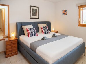 3 bedrooms, desk, Internet