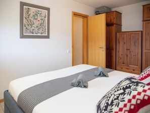 3 bedrooms, desk, internet