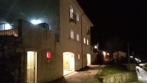 Un edificio con varias ventanas y puertas iluminadas de noche.