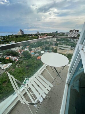 Deluxe Condo, Sea View | Terrace/patio - 8 Boulevard Mactan Newtown (Lapu-Lapu)