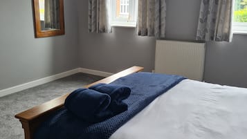 2 bedrooms, iron/ironing board, WiFi, bed sheets