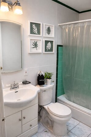 Chuveiro, secador de cabelo, toalhas de banho, sabonete