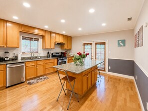 Fridge, microwave, oven, stovetop - Spacious 3BR w/ Large Backyard - Near SF & OAK (San Lorenzo)