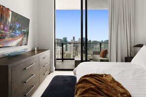 1 chambre, bureau, fer et planche à repasser, lit parapluie