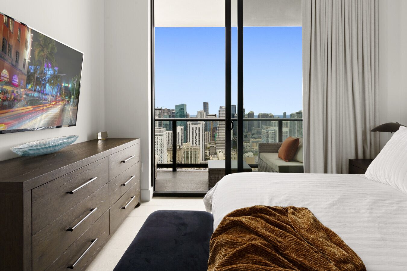 1 slaapkamer, een bureau, een strijkplank/strijkijzer, reisbedje