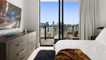 1 slaapkamer, een bureau, een strijkplank/strijkijzer, reisbedje