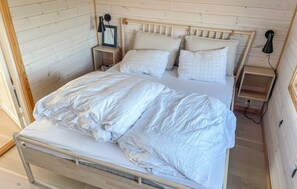 1 bedroom, free WiFi - 2 bedroom gorgeous home in Lysøysundet (Lysøysundet)