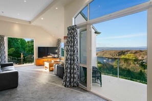 Smart TV, fireplace - Acacia Waters Taupo (Taupo)