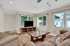 TV connectée, cheminée, livres, espaces bureaux